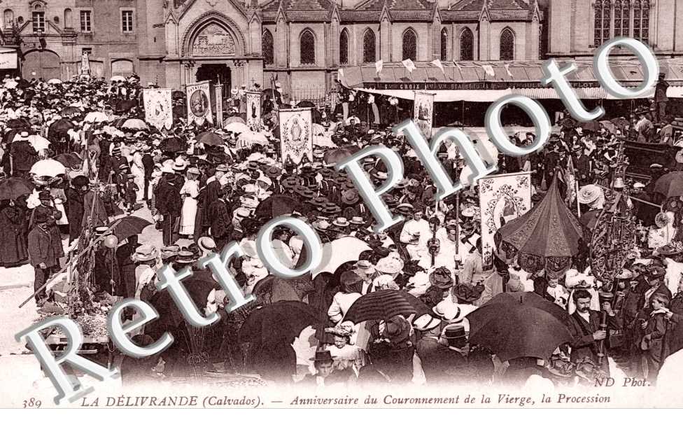 Anniversaire du Couronnement de la Vierge, la procession 
