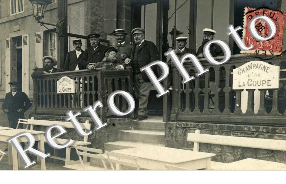 Groupe de Personnes à la Terrasse d'un Café