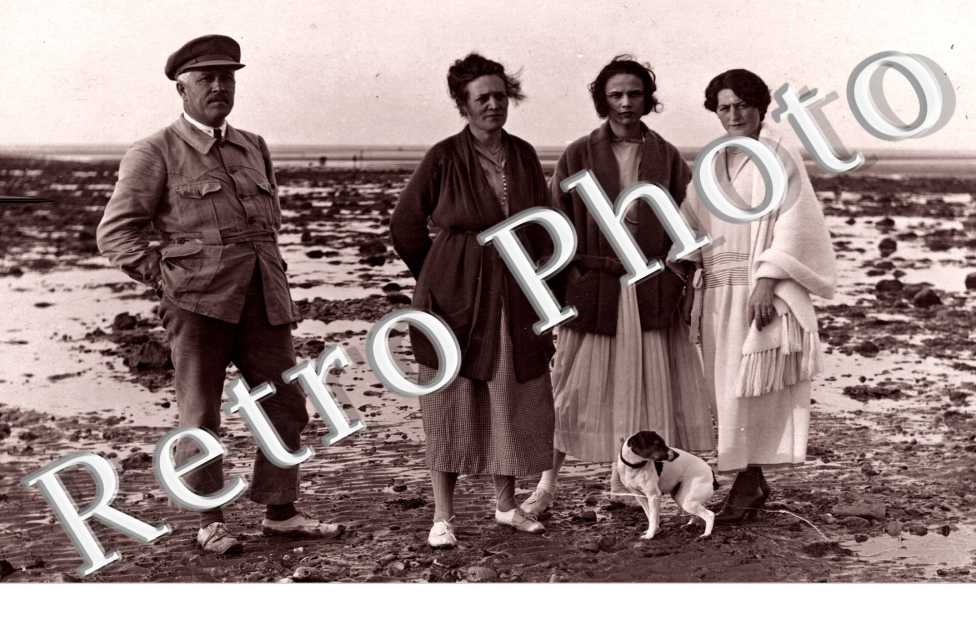 des personnes et un chien en bord de mer 