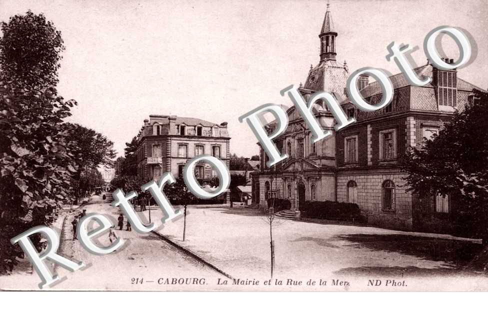 la mairie et la rue de la Mer 