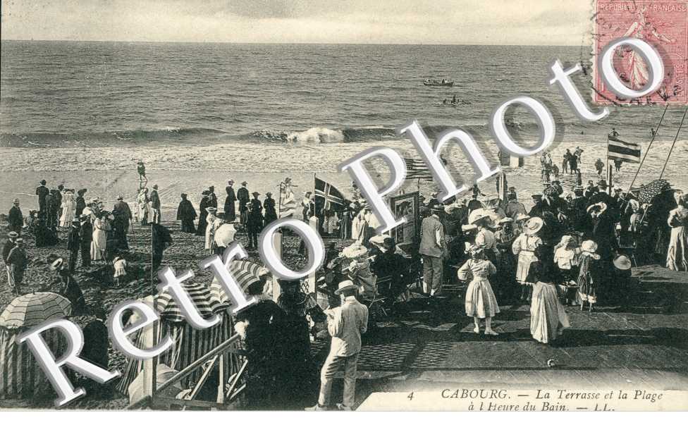 la terrasse et la plage a l'heure du bain