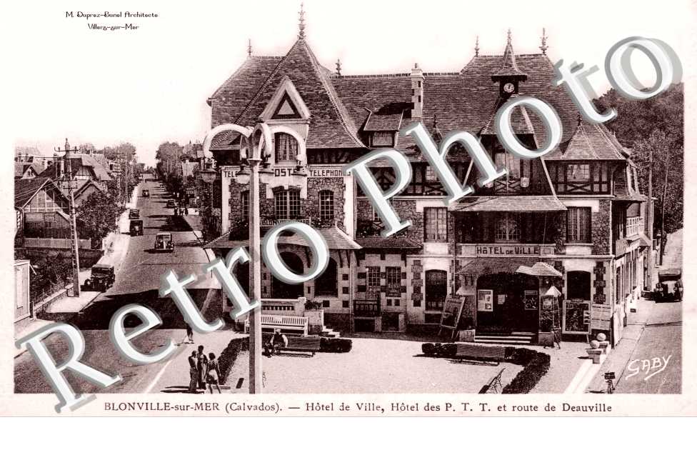 l'hotel de ville, hotel des PTT et route de Deauville