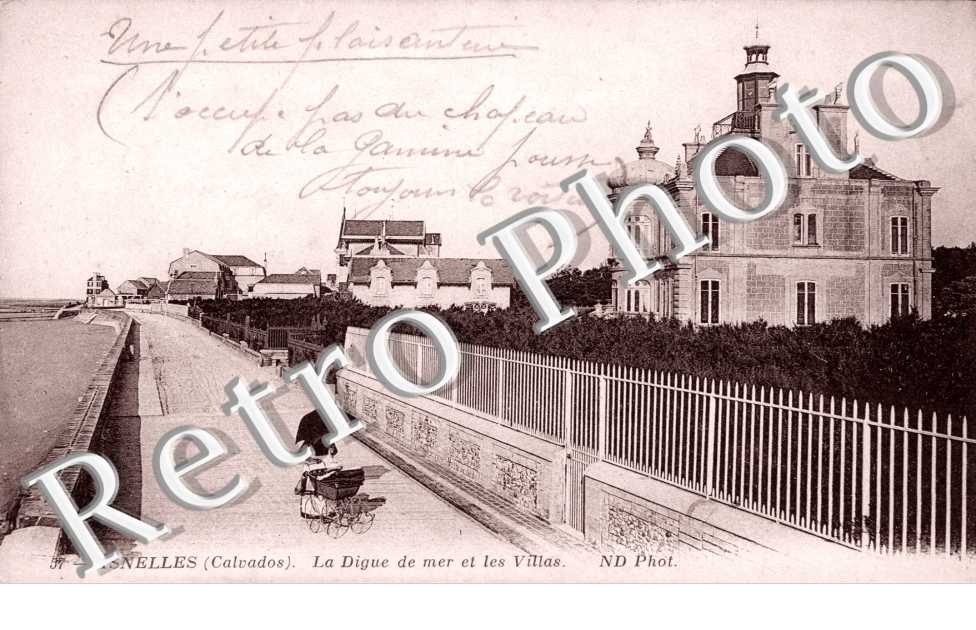 la digue de mer et les villas