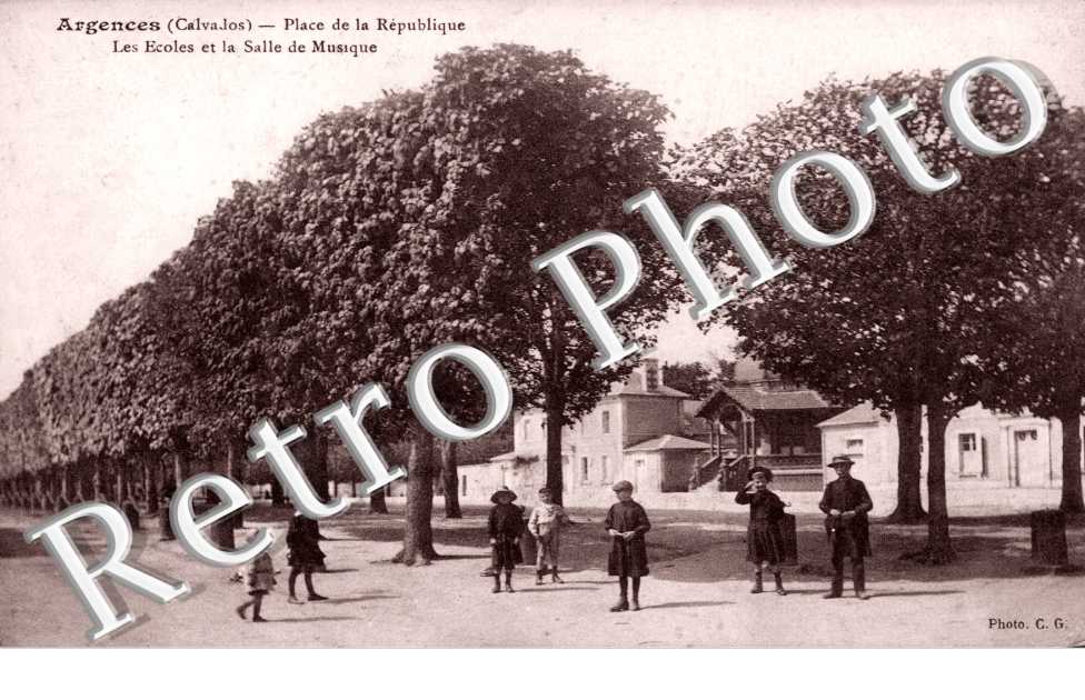 place de la Republique, les ecoles et la salle de musique