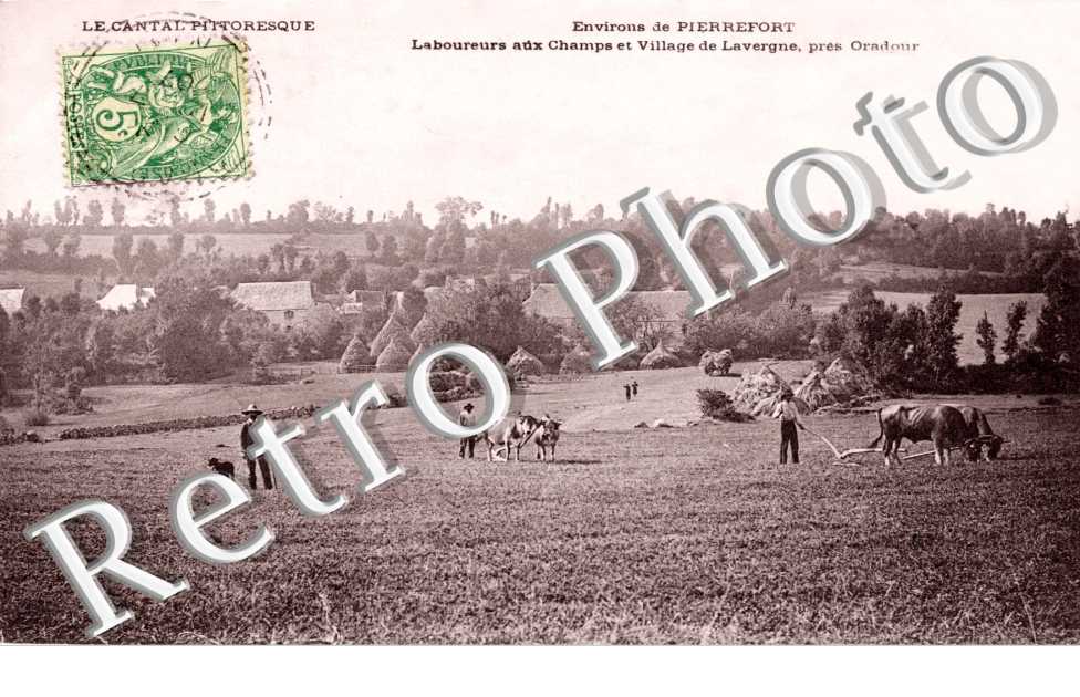 Laboureurs aux champs et village de Lavergne