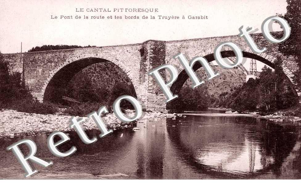 Le pont de la route et les bords de la truyere a Garabit