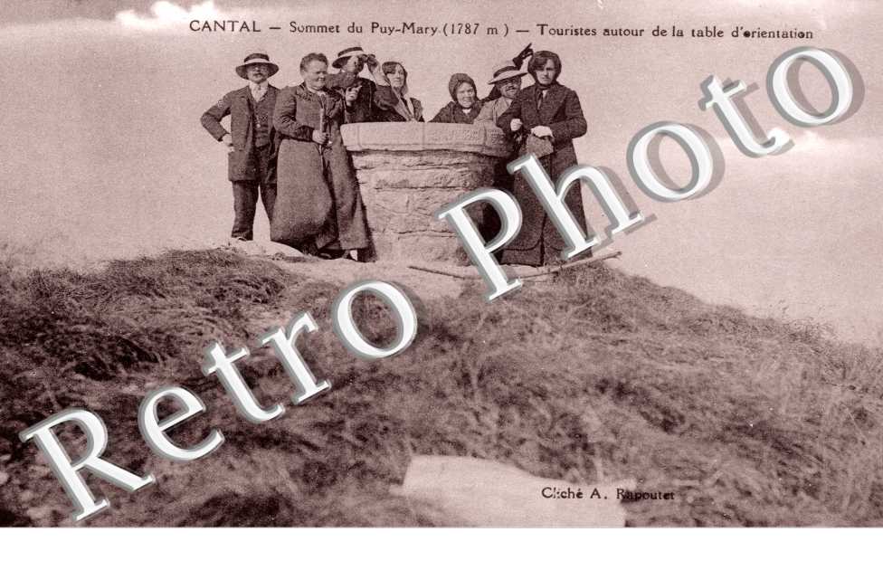Sommet du puy Mary   - touristes a la table d'orientation