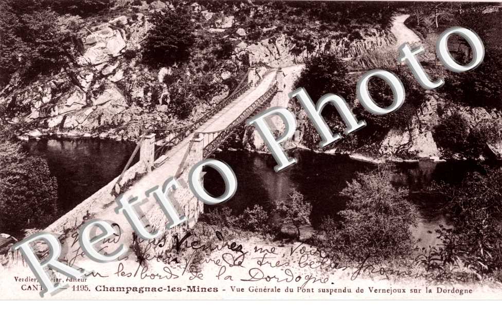 Vue generale du pont suspendu de Vernejoux sur la Dordogne