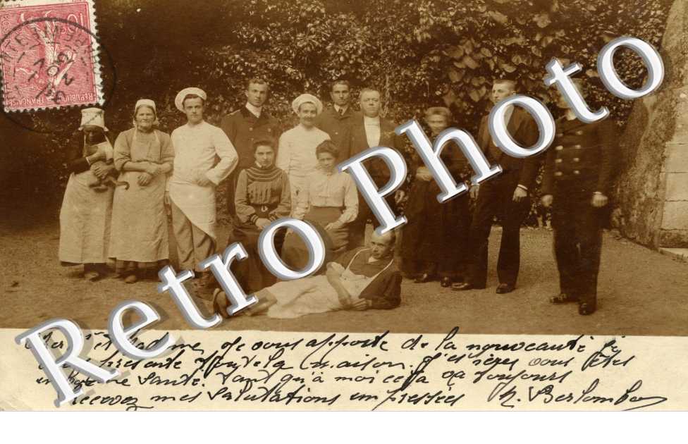 Un groupe de Femmes et d'Hommes