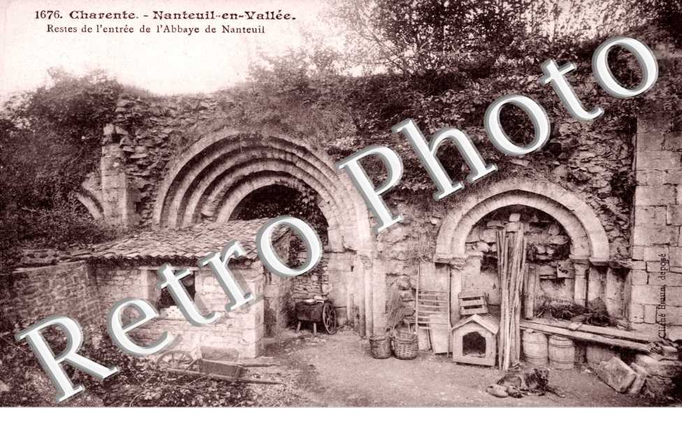 Restes de l'entree de l'Abbaye de Nanteuil