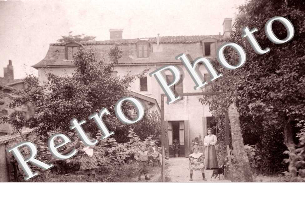 (photo famille Belgy devant maison)