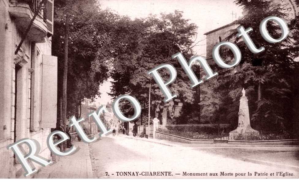 Monument aux Morts et  l'Eglise