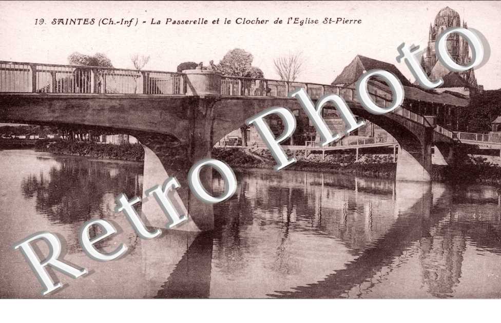 la Passerelle et le Clocher de l'Eglise Saint-Pierre