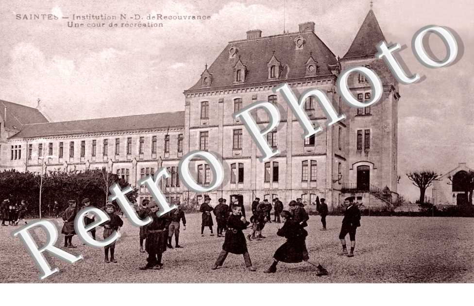 Institution Notre-Dame de Recouvrance, une Cour de Recreation