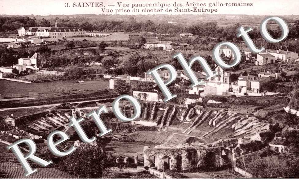 Vue Panoramique des Arenes gallo-romaines, Vue prise du Clocher de Saint-Eutrope