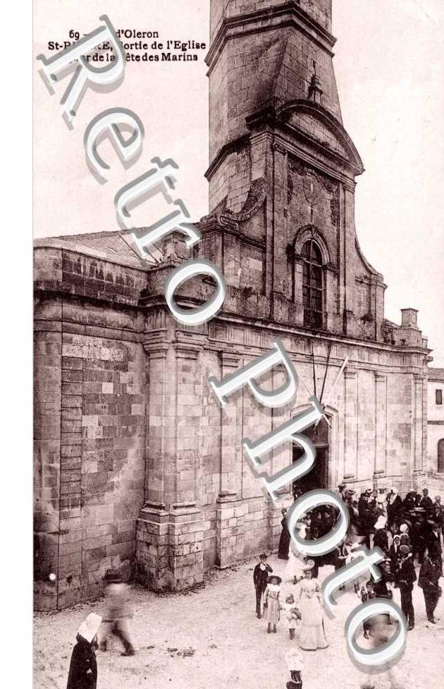 Sortie de l'Eglise le jour de la Fete des Marins