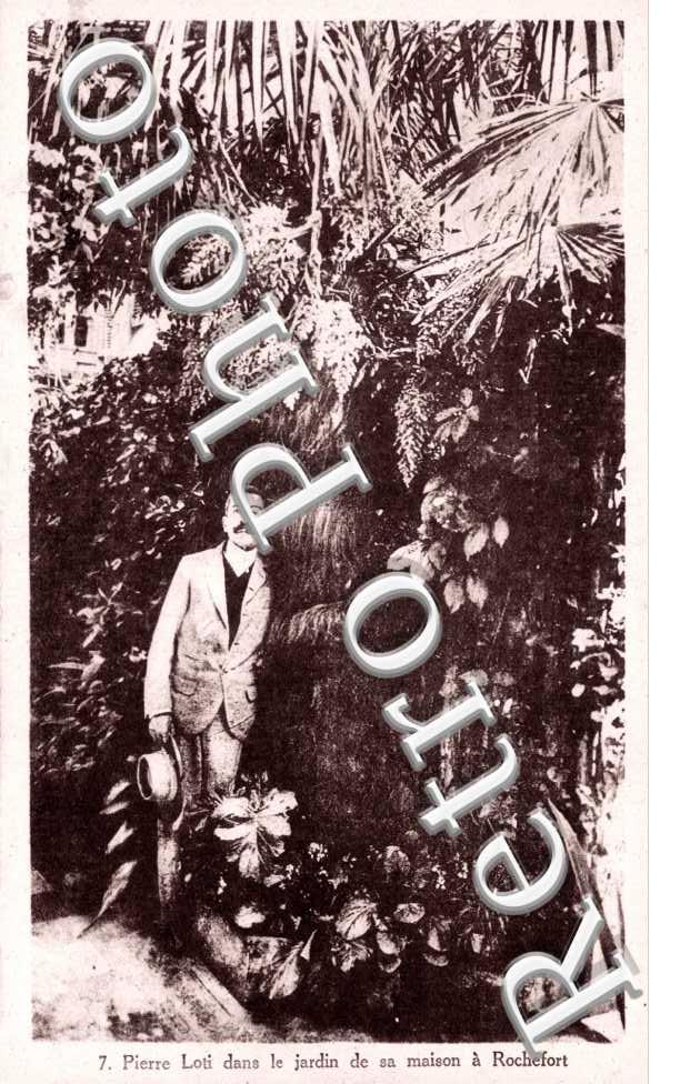Pierre Loti dans le jardin a Rochefort