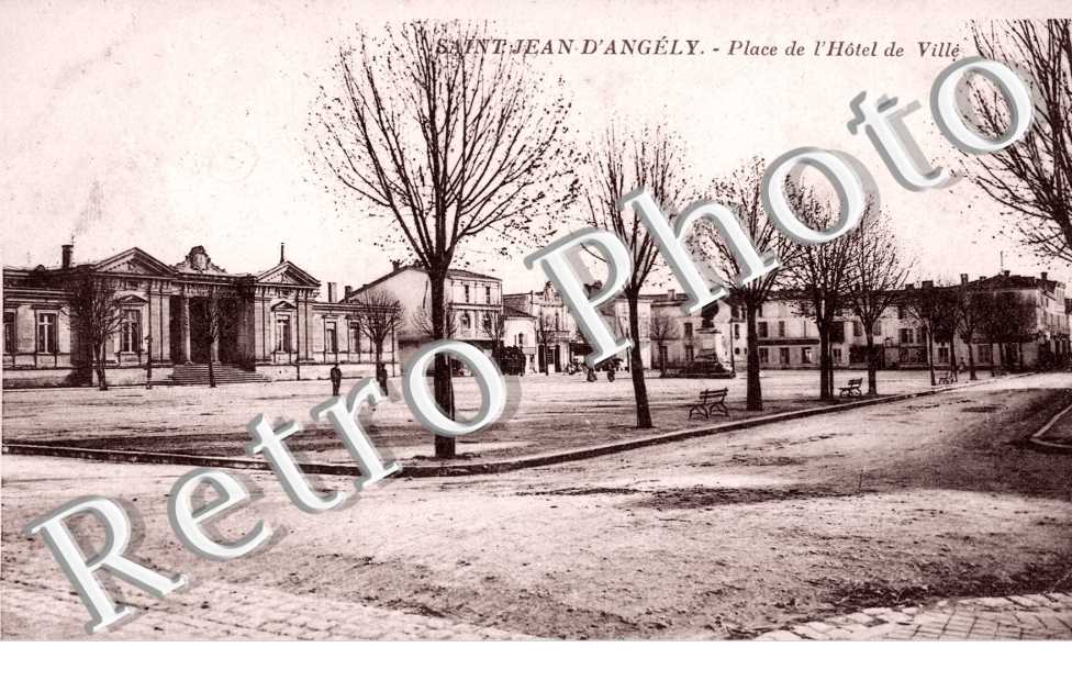 Saint-Jean-D'Angely, Place de l'Hotel de Ville