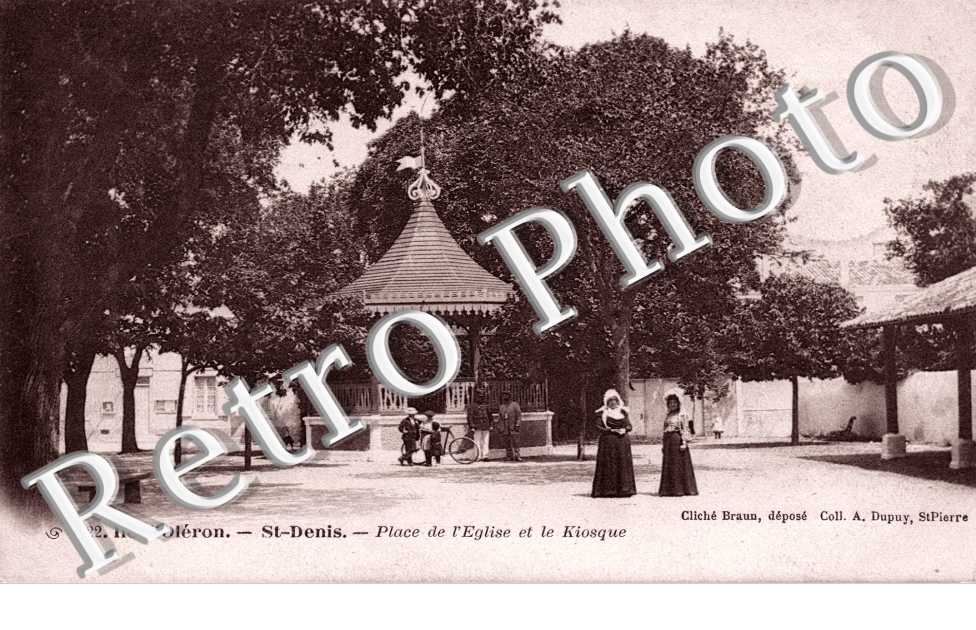 Place de l'eglise  et le kiosque