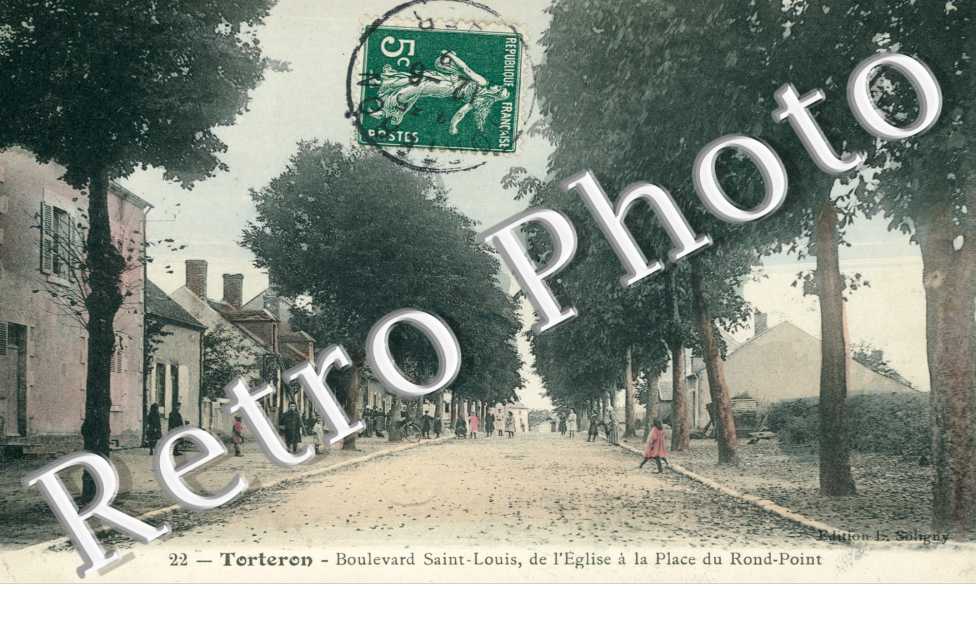 Boulevard Saint Louis, de l'eglise a la place du Rond Point