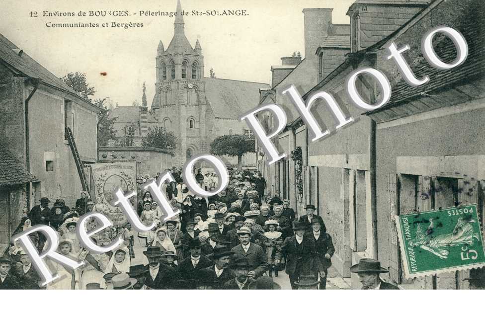 Le Pelerinage, la Procession de Communiantes et Bergeres