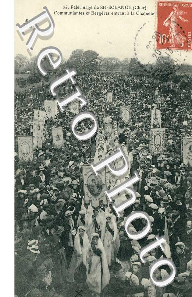 Le Pelerinage, communiantes et bergeres entrant a la Chapelle