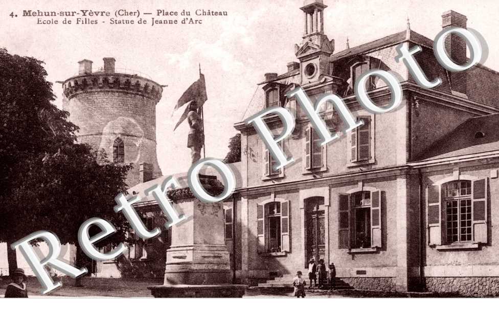 Place du Chateau, Ecole de Filles et Statue Jeanne d'Arc
