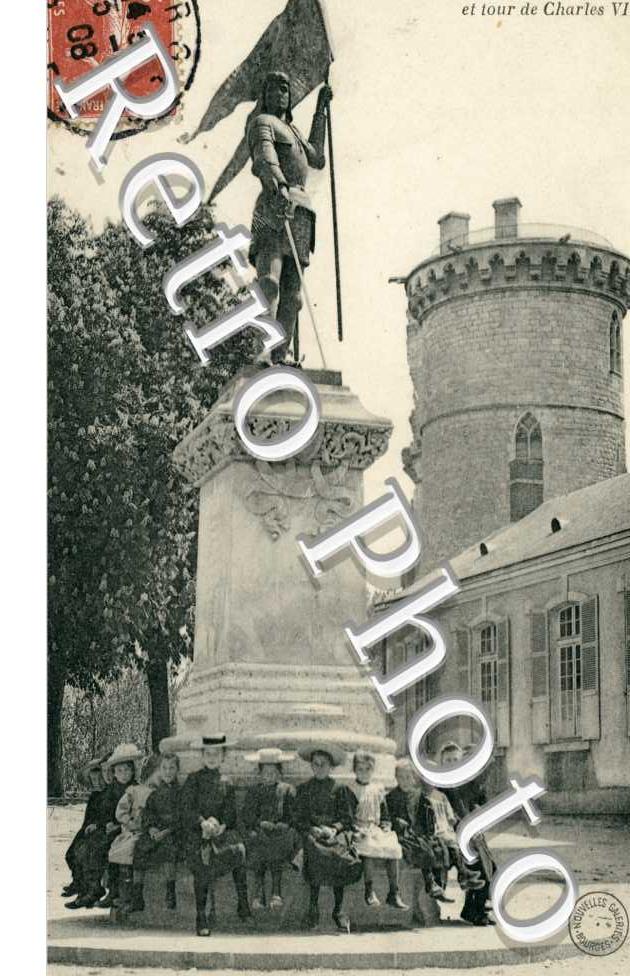 Statue de Jeanne d'Arc et tour de Charles VII