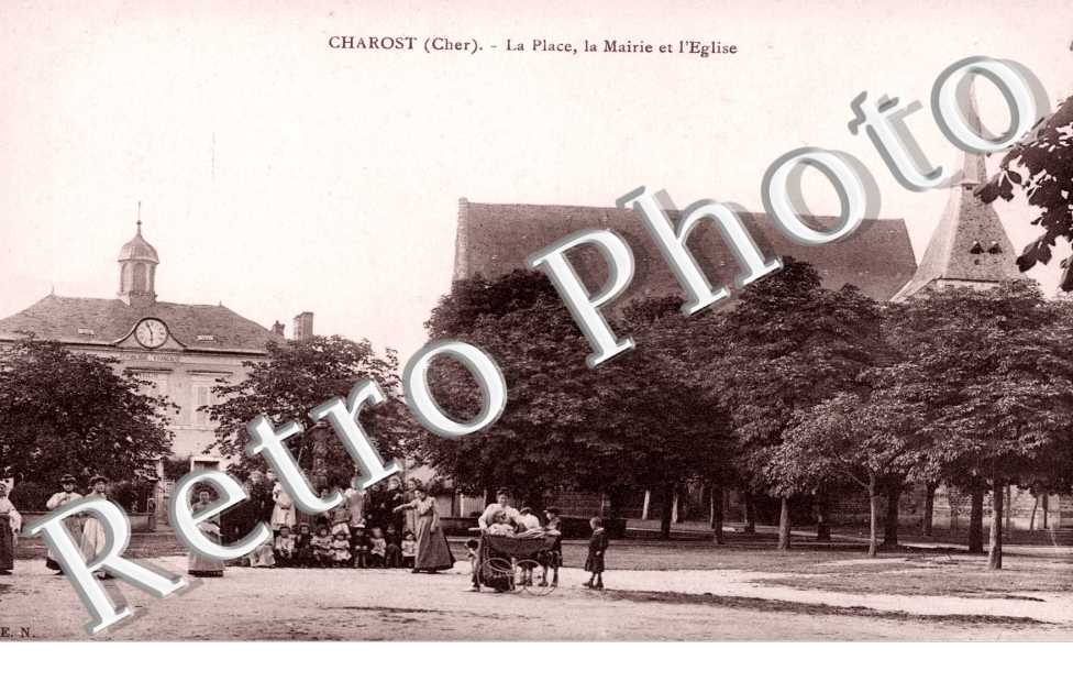 la place, la mairie et l'eglise