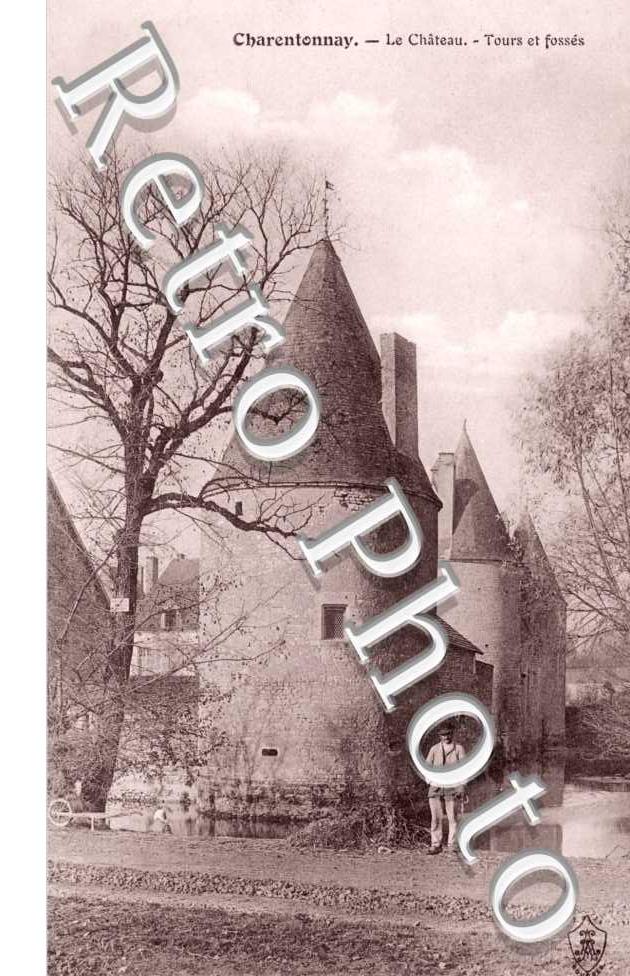 Le Chateau, Tours et fosses