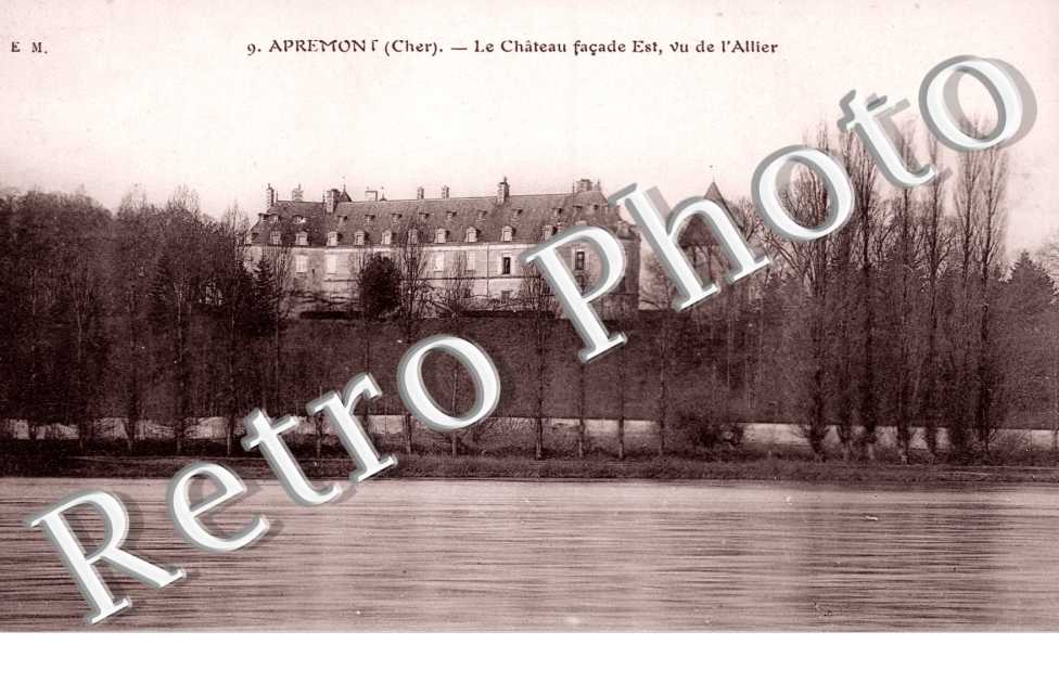 Le Chateau Facade est  vu de l'allier