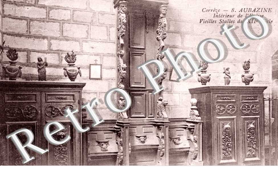 interieur de l'Eglise, vieilles stalles du 12eme