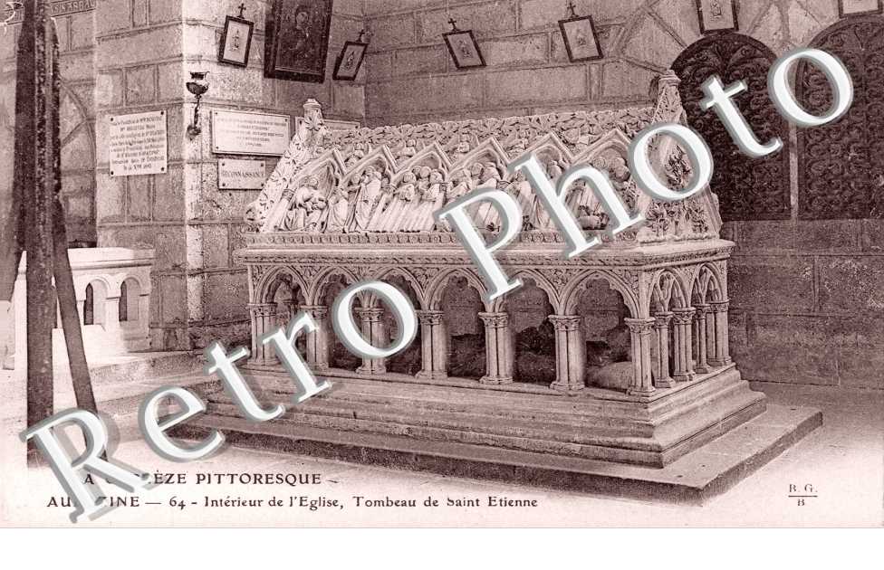 Interieur de l'eglise -Tombeau de Saint Etienne
