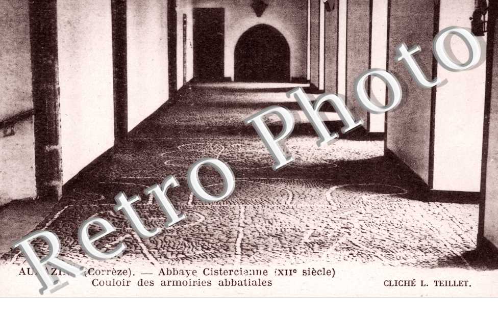 Abbaye Cistercienne - Couloir des Armoiries Abbatiales