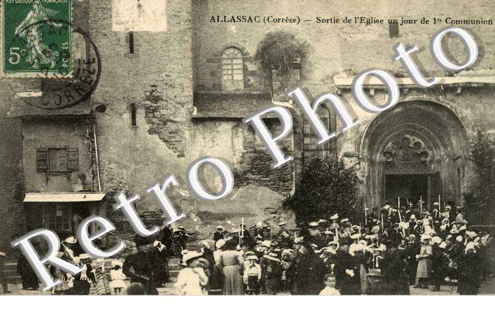 Sortie de l'Eglise un jour de 1ere Communion