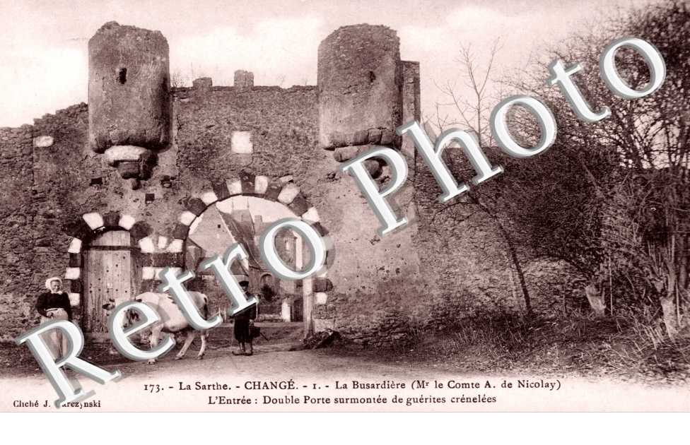 La Busardiere, double porte surmontee de guerites crenelees