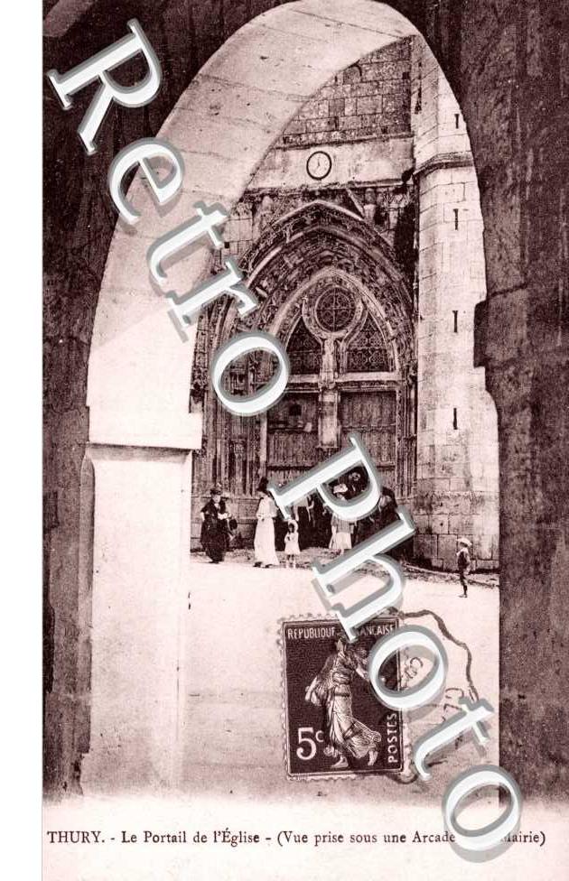 le Portail de l'Eglise, Vue prise sous une Arcade de la Mairie