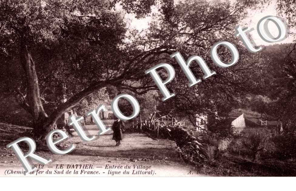 Le Dattier Entree du Village