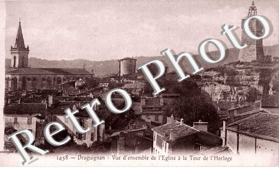 vue d'ensemble de l'eglise et de la tour de l'horloge