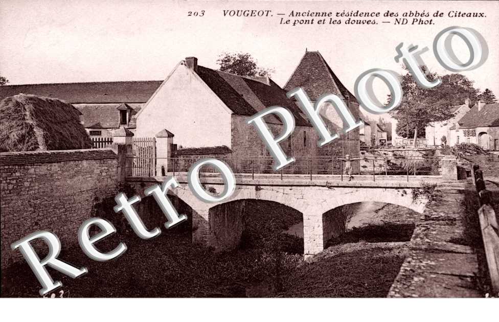 ancienne residence des abbes de Citeaux, le pont des douves
