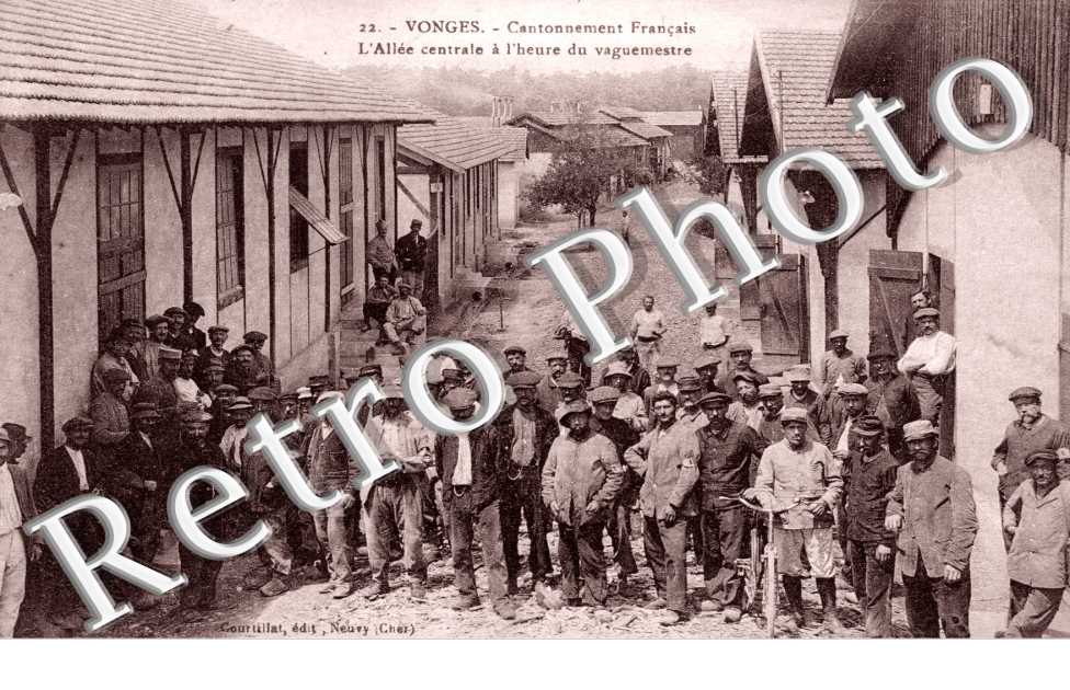 cantonnement francais, l'allee centrale a l'heure du vaguemestre