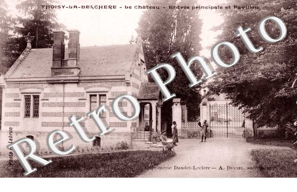 Le chateau - entree principale et pavillon