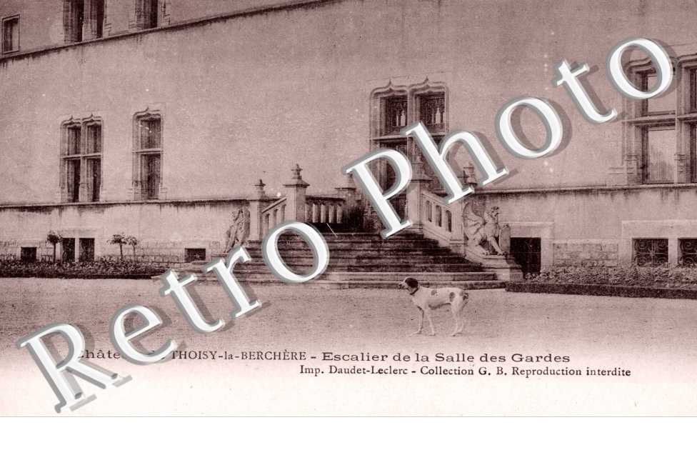 Le chateau - escalier de la salle des gardes