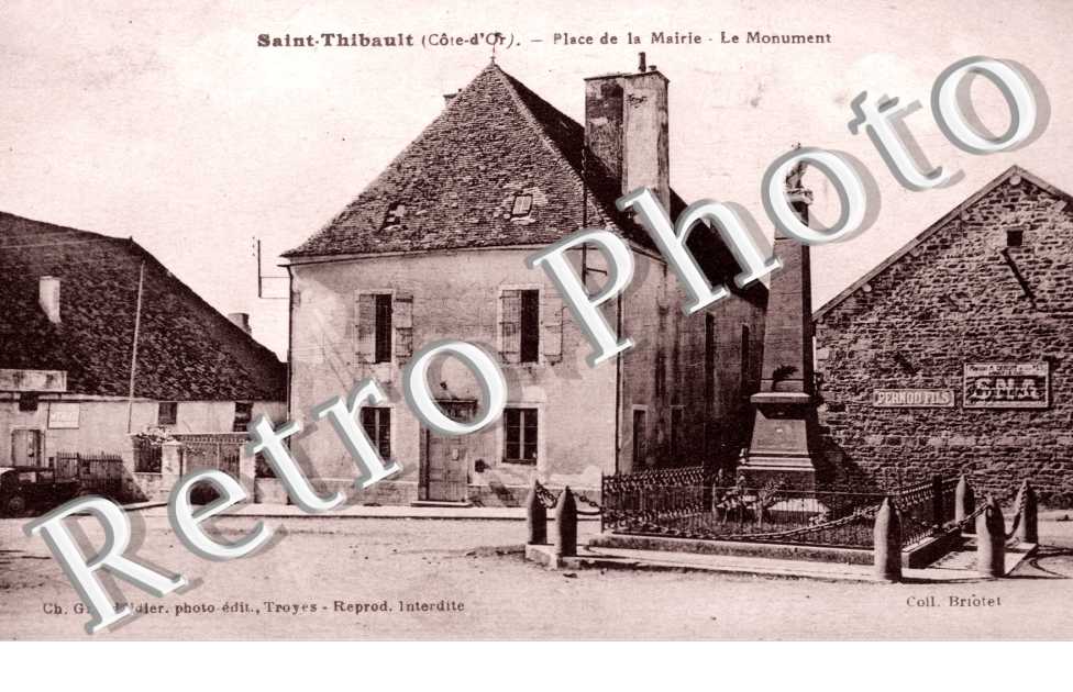 Place de la mairie - le monument