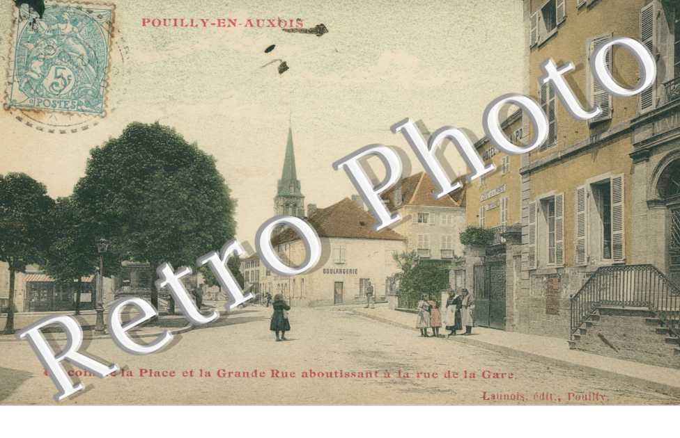 un coin de la place et la grande rue aboutissant a la rue de la gare