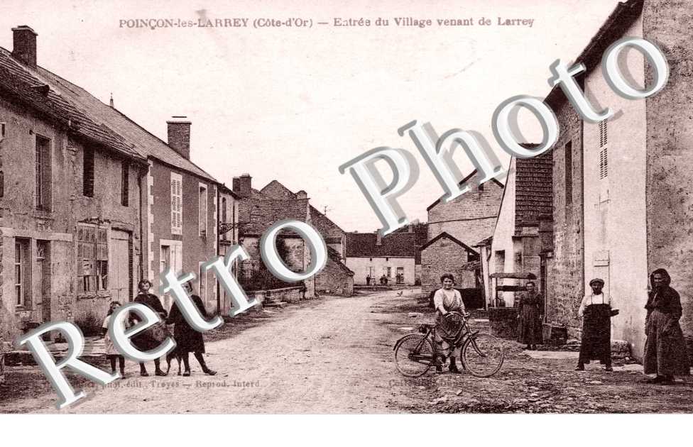 Entree du Village venant de Larrey
