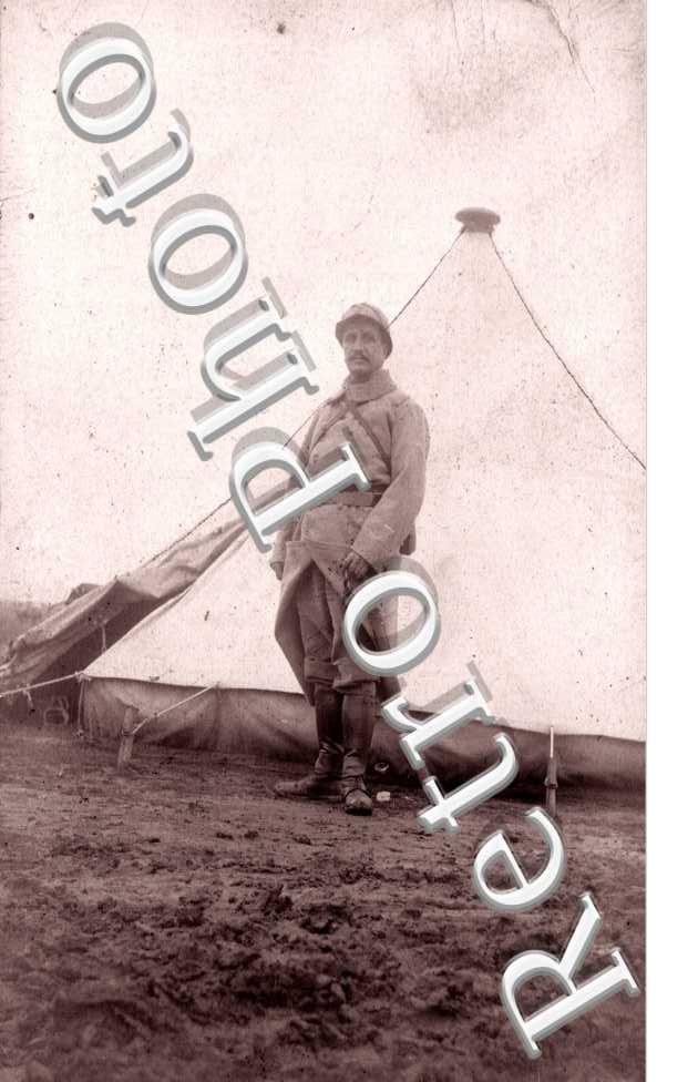 Un Homme en uniforme pris en photos