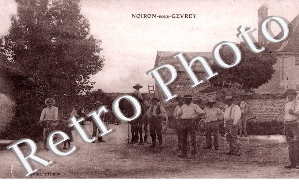 Vue Interieure et un groupe d'hommes pris en photos