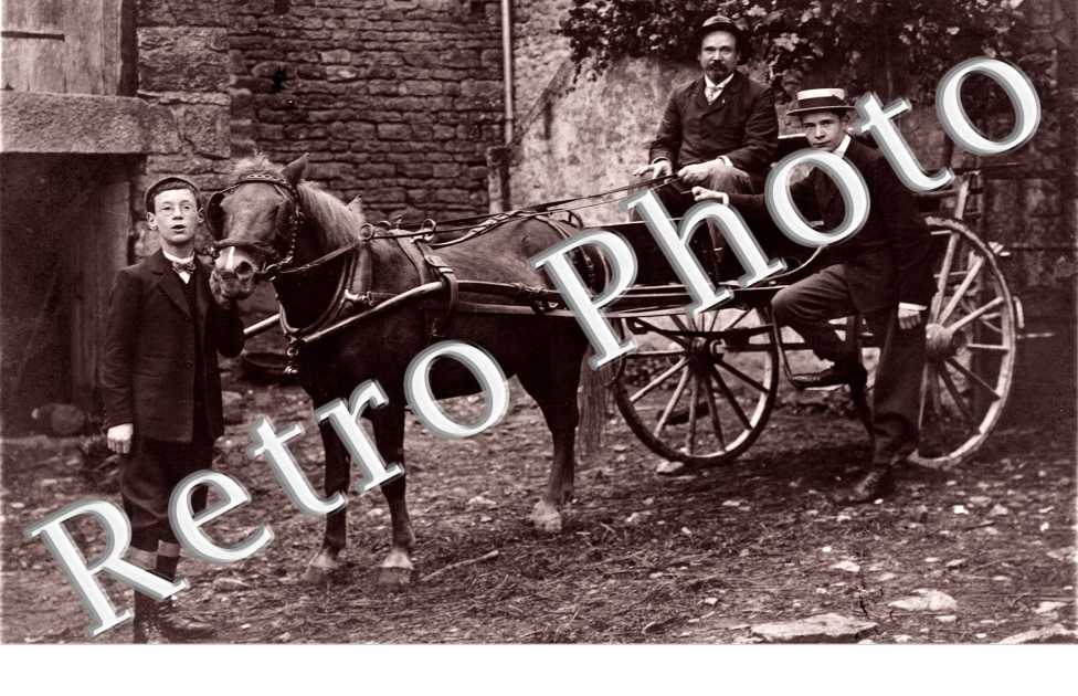 tois personnes avec caleche (photo d'une famille ?)