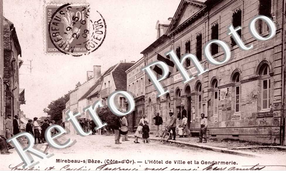 l'hotel de ville et la gendarmerie